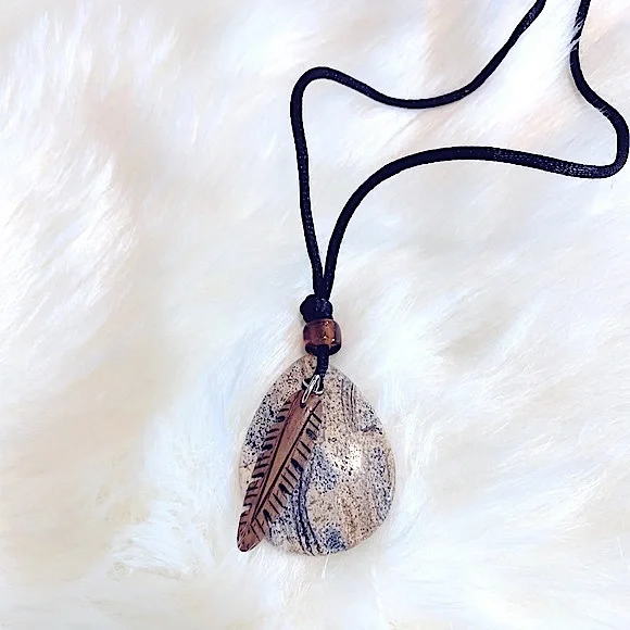 ✨HP✨🆕 Boho Healing Speckled Jasper Stone w/Wooden Carved Feather Charm Necklace - Picture 2 of 14